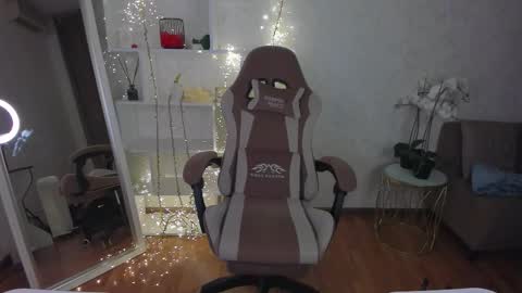 Violet online show from October 18, 2025, 5:54 am