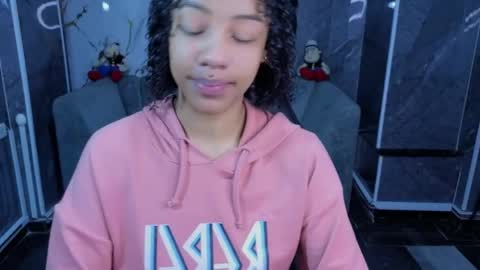 violeth_b online show from May 19, 2026, 12:44 pm