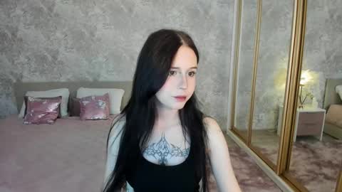 violetharmee online show from May 9, 2026, 4:17 am