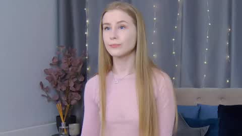 VioletSwone online show from February 16, 2025, 11:59 am