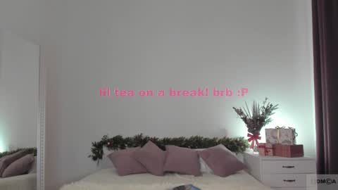 Snapshot of violetta_finch chatting on December 20, 2024, 11:32 am violetta_finch online show from December 20, 2024, 11:32 am