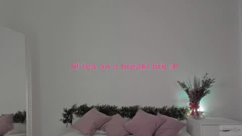 Snapshot of violetta_finch chatting on January 27, 2025, 11:32 am violetta_finch online show from January 27, 2025, 11:32 am