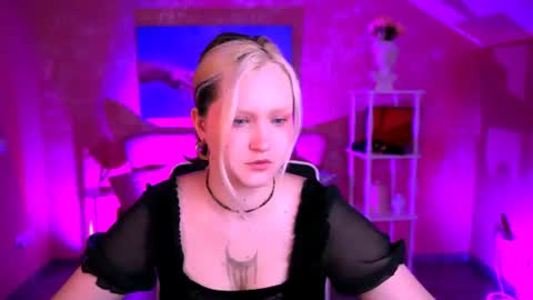 Snapshot of violettwoods chatting on June 14, 2026, 6:15 am Violett online show from June 14, 2026, 6:15 am