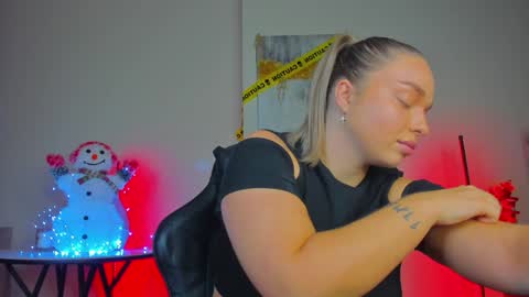 Snapshot of viollasinzz chatting on December 6, 2024, 8:15 am Violla online show from December 6, 2024, 8:15 am