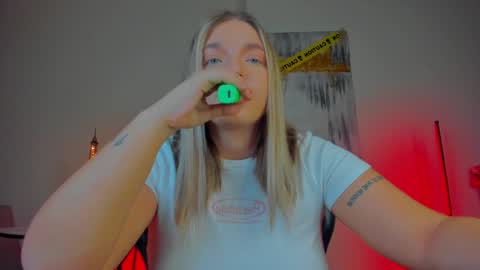 Snapshot of viollasinzz chatting on December 18, 2024, 3:26 am Violla online show from December 18, 2024, 3:26 am