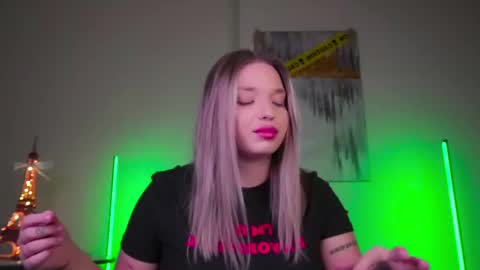 Snapshot of viollasinzz chatting on February 17, 2025, 7:47 am Violla online show from February 17, 2025, 7:47 am