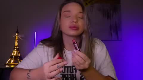 Snapshot of viollasinzz chatting on March 3, 2025, 2:47 am Violla online show from March 3, 2025, 2:47 am