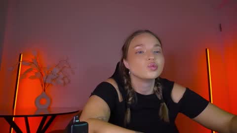 Snapshot of viollasinzz chatting on September 12, 2025, 4:01 am Violla online show from September 12, 2025, 4:01 am