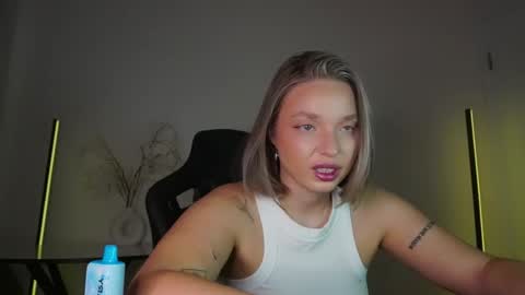 Snapshot of viollasinzz chatting on October 14, 2025, 3:40 am Violla online show from October 14, 2025, 3:40 am