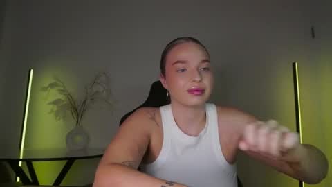 Snapshot of viollasinzz chatting on October 19, 2025, 7:31 am Violla online show from October 19, 2025, 7:31 am