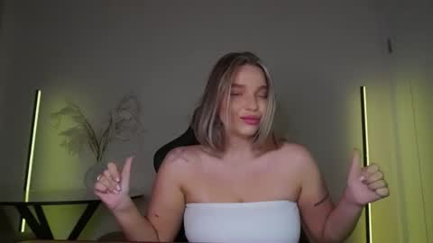 Snapshot of viollasinzz chatting on October 26, 2025, 9:26 am Violla online show from October 26, 2025, 9:26 am