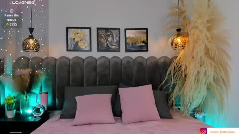 VIOLLET online show from October 1, 2025, 9:43 pm