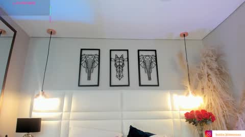 VIOLLET online show from October 17, 2025, 8:22 pm