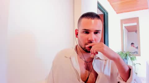 Snapshot of vito_ferrero chatting on March 8, 2025, 6:16 pm Vito Ferrer online show from March 8, 2025, 6:16 pm