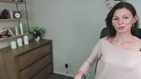 Vivian online show from December 11, 2024, 1:17 pm