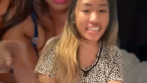 viviandela97 online show from April 29, 2026, 9:43 pm