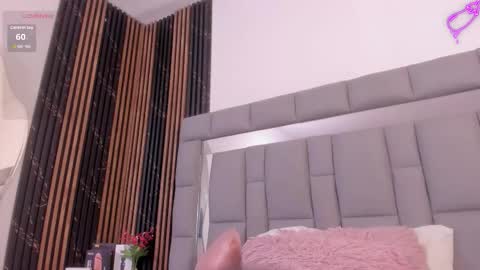 Vivi online show from November 17, 2025, 12:11 pm