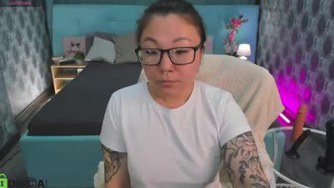 Snapshot of vivien_montclair chatting on April 19, 2026, 12:22 am Vivien online show from April 19, 2026, 12:22 am