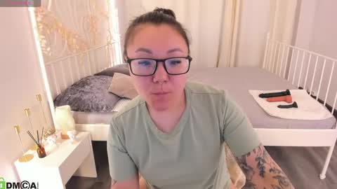 Snapshot of vivien_montclair chatting on May 1, 2026, 12:15 am Vivien online show from May 1, 2026, 12:15 am