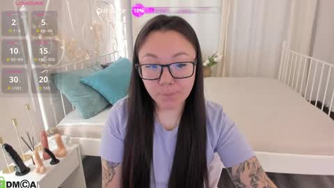 Snapshot of vivien_montclair chatting on June 4, 2026, 1:00 am Vivien online show from June 4, 2026, 1:00 am