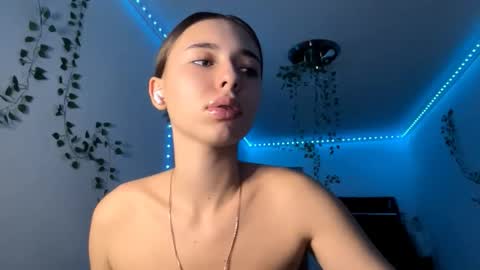 Vivi online show from November 22, 2025, 4:28 pm