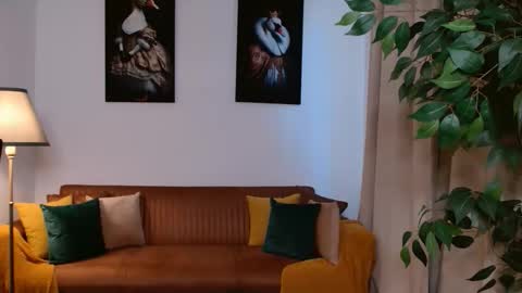 Vivienne online show from April 1, 2026, 3:20 pm