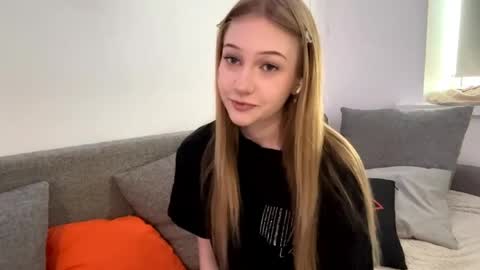 Snapshot of viviennewanko chatting on April 10, 2026, 2:22 pm Kristy online show from April 10, 2026, 2:22 pm