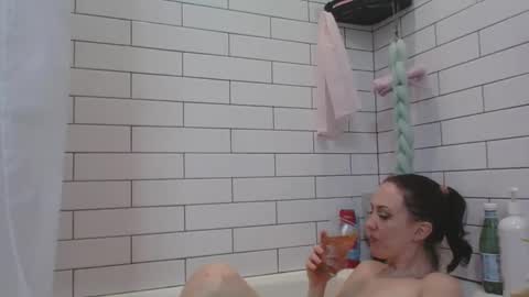 Snapshot of viviennoir chatting on January 14, 2026, 8:20 am viviennoir online show from January 14, 2026, 8:20 am