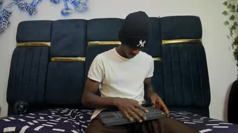 vsleyandlunaper online show from March 27, 2026, 2:39 am