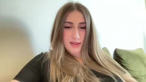 walkiria19 online show from April 26, 2026, 11:08 am