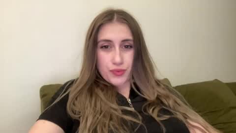 walkiria19 online show from June 15, 2026, 7:38 pm