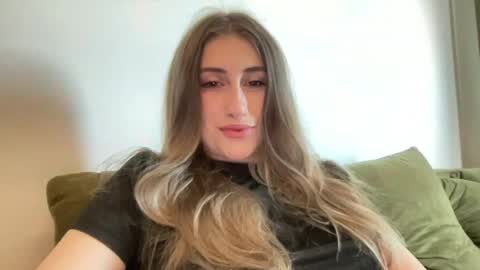 walkiria19 online show from June 19, 2026, 5:01 am