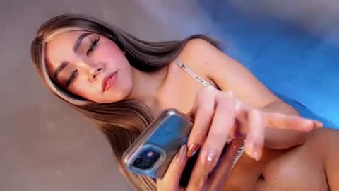 Snapshot of water_lily28 chatting on September 18, 2025, 5:09 am Isla Fox online show from September 18, 2025, 5:09 am