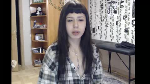 Mina online show from December 2, 2025, 7:42 pm