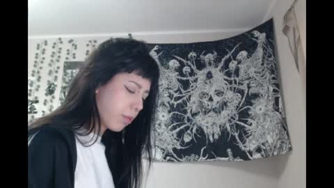 Snapshot of wavy_nights chatting on April 29, 2026, 2:10 pm Mina online show from April 29, 2026, 2:10 pm