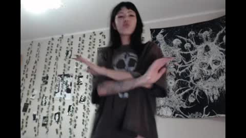 Snapshot of wavy_nights chatting on May 9, 2026, 4:56 pm Mina online show from May 9, 2026, 4:56 pm
