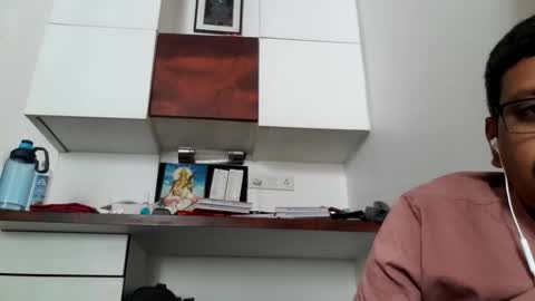 sexyguy online show from December 19, 2025, 9:27 am