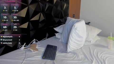 Wendy Marshall  online show from November 14, 2025, 8:29 pm