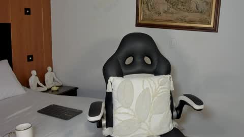 Wendy Marshall  online show from April 11, 2026, 6:01 pm