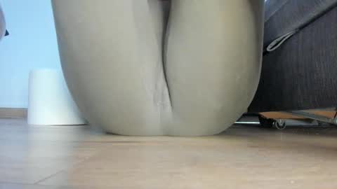 wet_pants2022 online show from April 15, 2026, 9:27 am