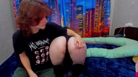 wettee_foxs online show from September 19, 2025, 12:06 pm