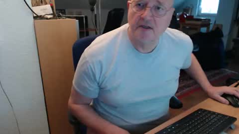 WeTwo online show from November 16, 2025, 11:49 am