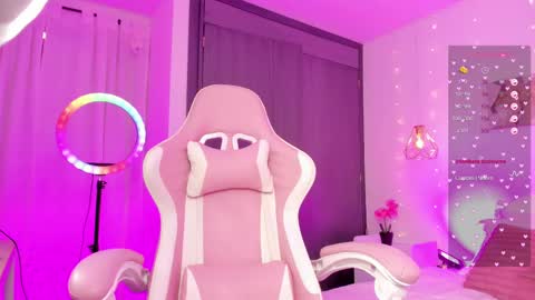 whiteatenea online show from February 6, 2025, 8:18 am