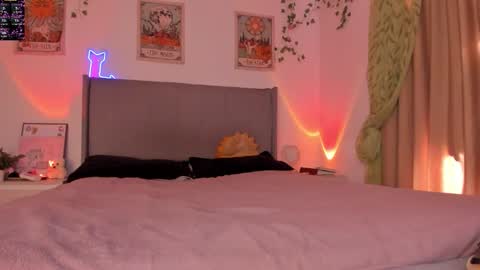 Kitty online show from December 19, 2025, 6:48 pm