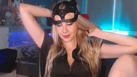 Whitekittykitten online show from October 31, 2025, 12:50 pm