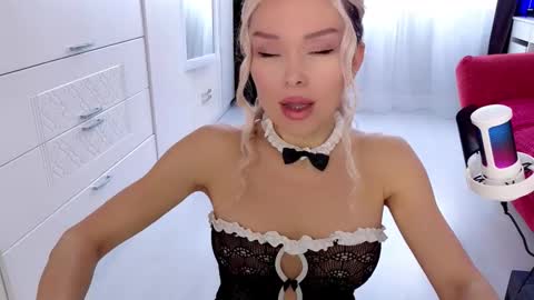 WhiteLaBunny online show from February 8, 2026, 7:01 am