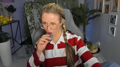 Snapshot of whitneypunnch chatting on April 17, 2026, 3:04 pm whitneypunnch online show from April 17, 2026, 3:04 pm