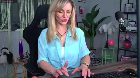 Snapshot of whitneypunnch chatting on May 13, 2026, 11:40 am whitneypunnch online show from May 13, 2026, 11:40 am