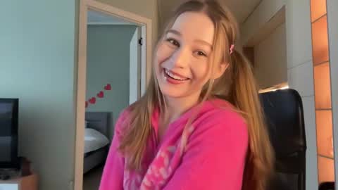 Snapshot of whoisalisa chatting on December 4, 2024, 6:33 am Alisa online show from December 4, 2024, 6:33 am