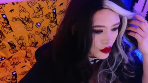 Laura  online show from June 9, 2026, 9:37 pm